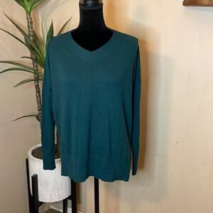 Chelsea 28 V-Neck Sweater, New with Tags – Timeless Wardrobe Staple
